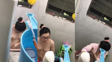 爬窗偷窥隔壁眼镜小美眉洗香香 内内掉地上了 让妈妈重新拿一条 美眉好清纯漂亮